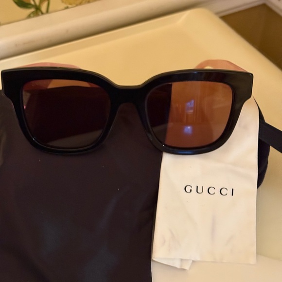 Gucci Black Frame Sunglasses with Pink Arms - Picture 7 of 7